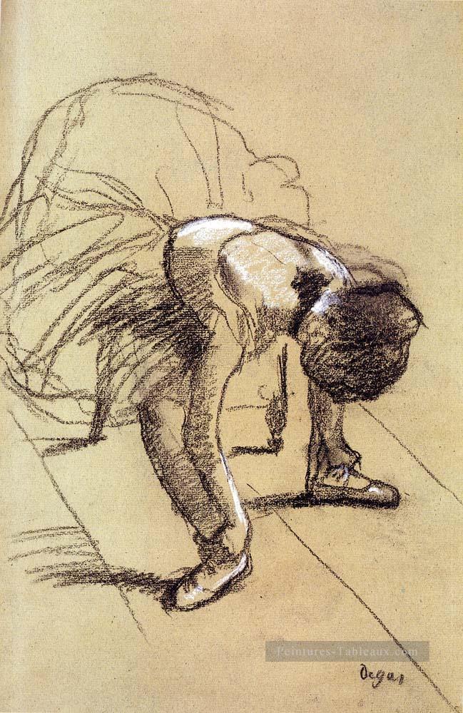 Danseuse assise ajustant ses chaussures Impressionnisme danseuse de ballet Edgar Degas Peintures à l'huile